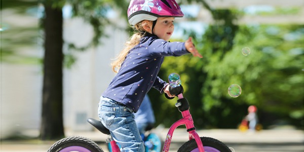 Jak zmierzyć długość nóżki dziecka w celu doboru rowerka biegowego lub roweru.