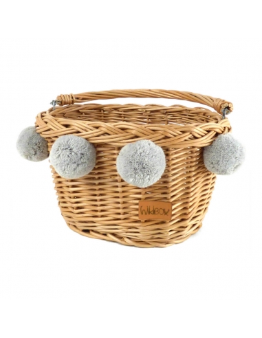 Naturalny wiklinowy koszyk na rower dziecięcy, z szarymi pomponami (mocowany na haki)
