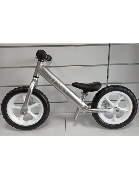 Rowerek biegowy Cruzee 12 SAFE srebrny białe koła Rowerek biegowy Cruzee 12 SAFE srebrny białe koła