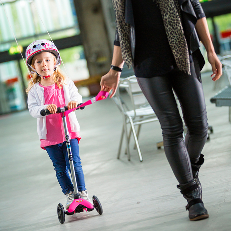 Pasek Micro Scoot 'n Pull do ciągnięcia i przenoszenia hulajnogi różowy AC4580