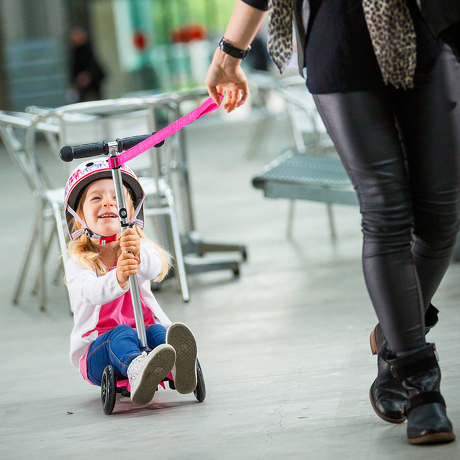 Pasek Micro Scoot 'n Pull do ciągnięcia i przenoszenia hulajnogi różowy AC4580