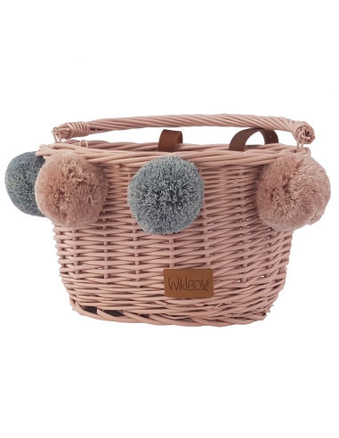 Różowy wiklinowy koszyk na rower dziecięcy, z różowymi i szarymi pomponami (mocowany na paski)