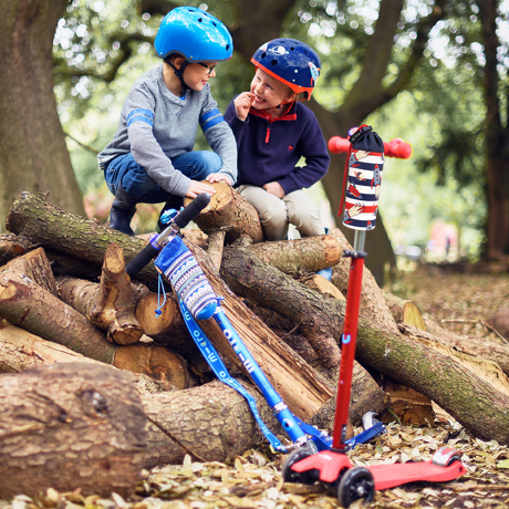 Niebieski pasek Micro do przenoszenia hulajnóg dwukołowych