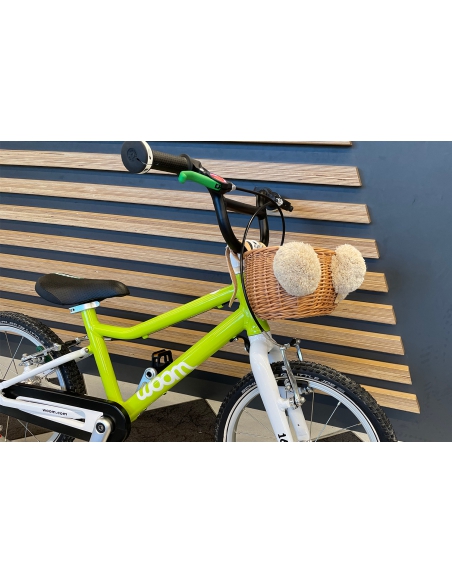 Naturalny wiklinowy koszyk MINI na rower dziecięcy lub rowerek biegowy, z beżowymi pomponami (mocowany na paski)