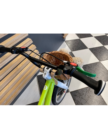 Naturalny wiklinowy koszyk MINI na rower dziecięcy lub rowerek biegowy, z beżowymi pomponami (mocowany na paski)