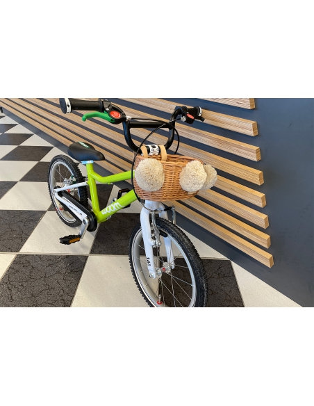 Naturalny wiklinowy koszyk MINI na rower dziecięcy lub rowerek biegowy, z beżowymi pomponami (mocowany na paski)