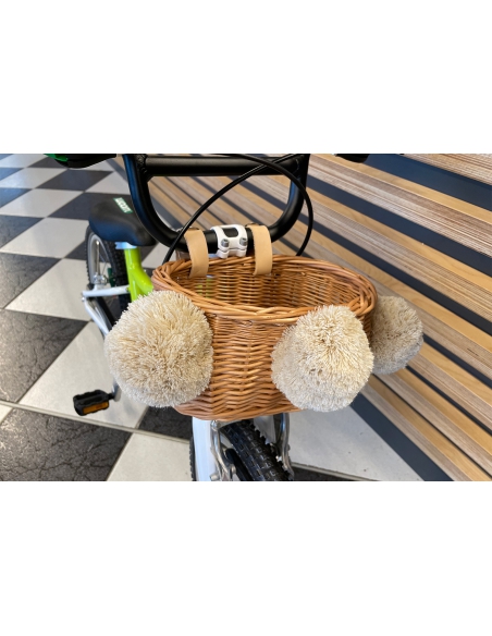 Naturalny wiklinowy koszyk MINI na rower dziecięcy lub rowerek biegowy, z beżowymi pomponami (mocowany na paski)