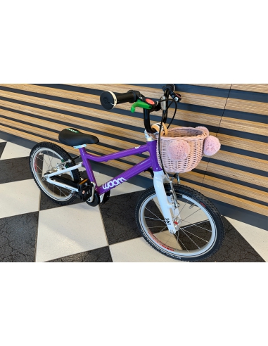 Różowy wiklinowy koszyk MINI na rower dziecięcy lub rowerek biegowy, z różowymi pomponami (mocowany na paski)