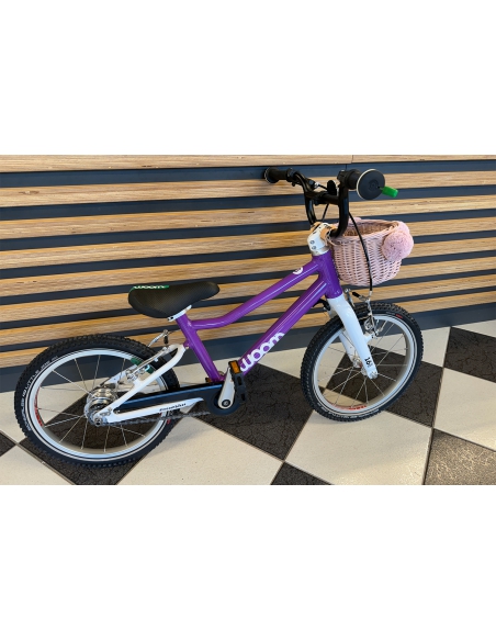 Różowy wiklinowy koszyk MINI na rower dziecięcy lub rowerek biegowy, z różowymi pomponami (mocowany na paski)