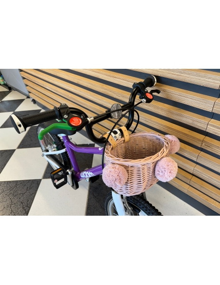 Różowy wiklinowy koszyk MINI na rower dziecięcy lub rowerek biegowy, z różowymi pomponami (mocowany na paski)