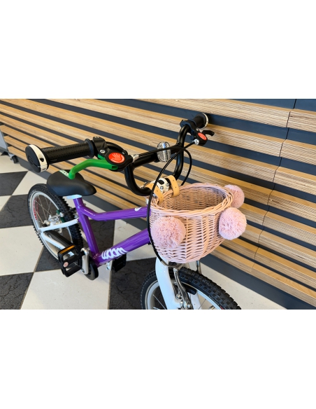 Różowy wiklinowy koszyk MINI na rower dziecięcy lub rowerek biegowy, z różowymi pomponami (mocowany na paski)