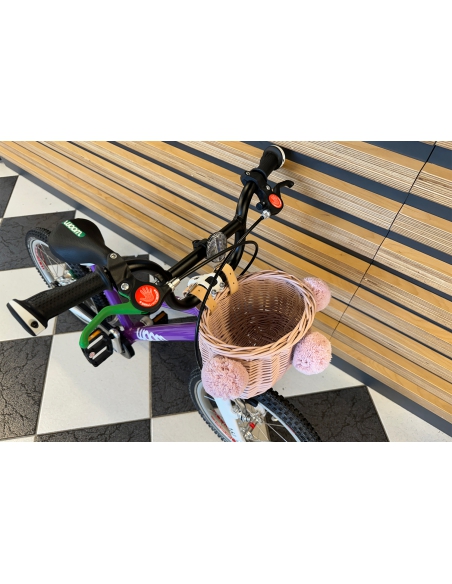 Różowy wiklinowy koszyk MINI na rower dziecięcy lub rowerek biegowy, z różowymi pomponami (mocowany na paski)