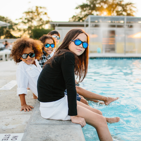 Okulary przeciwsłoneczne dla dzieci Babiators Aces Aviator Black Ops Black niebieskie szkła 6+