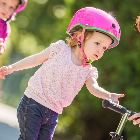 Kask Micro neonowy różowy