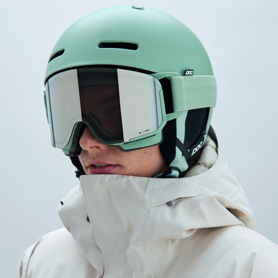 Clarity Universal stawia przede wszystkim na komfort wzrokowy. Dzięki bardziej neutralnej, szarawej tonacji soczewki są łagodniejsze dla oczu, co docenią osoby spędzające na stoku wiele godzin bez przerwy. Kosztem nieco mniejszej intensywności i definicji obrazu, użytkownik zyskuje zmniejszone zmęczenie wzroku.