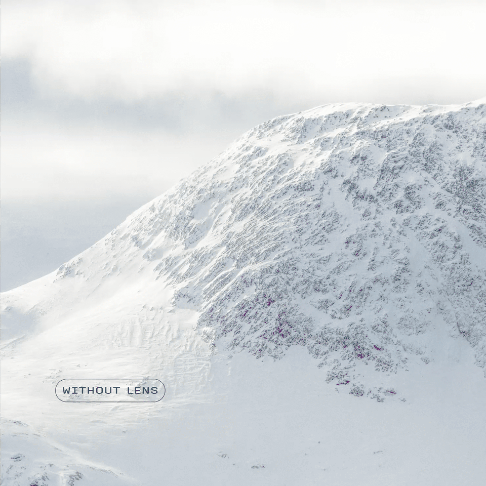 Clarity Universal stawia przede wszystkim na komfort wzrokowy. Dzięki bardziej neutralnej, szarawej tonacji soczewki są łagodniejsze dla oczu, co docenią osoby spędzające na stoku wiele godzin bez przerwy. Kosztem nieco mniejszej intensywności i definicji obrazu, użytkownik zyskuje zmniejszone zmęczenie wzroku.