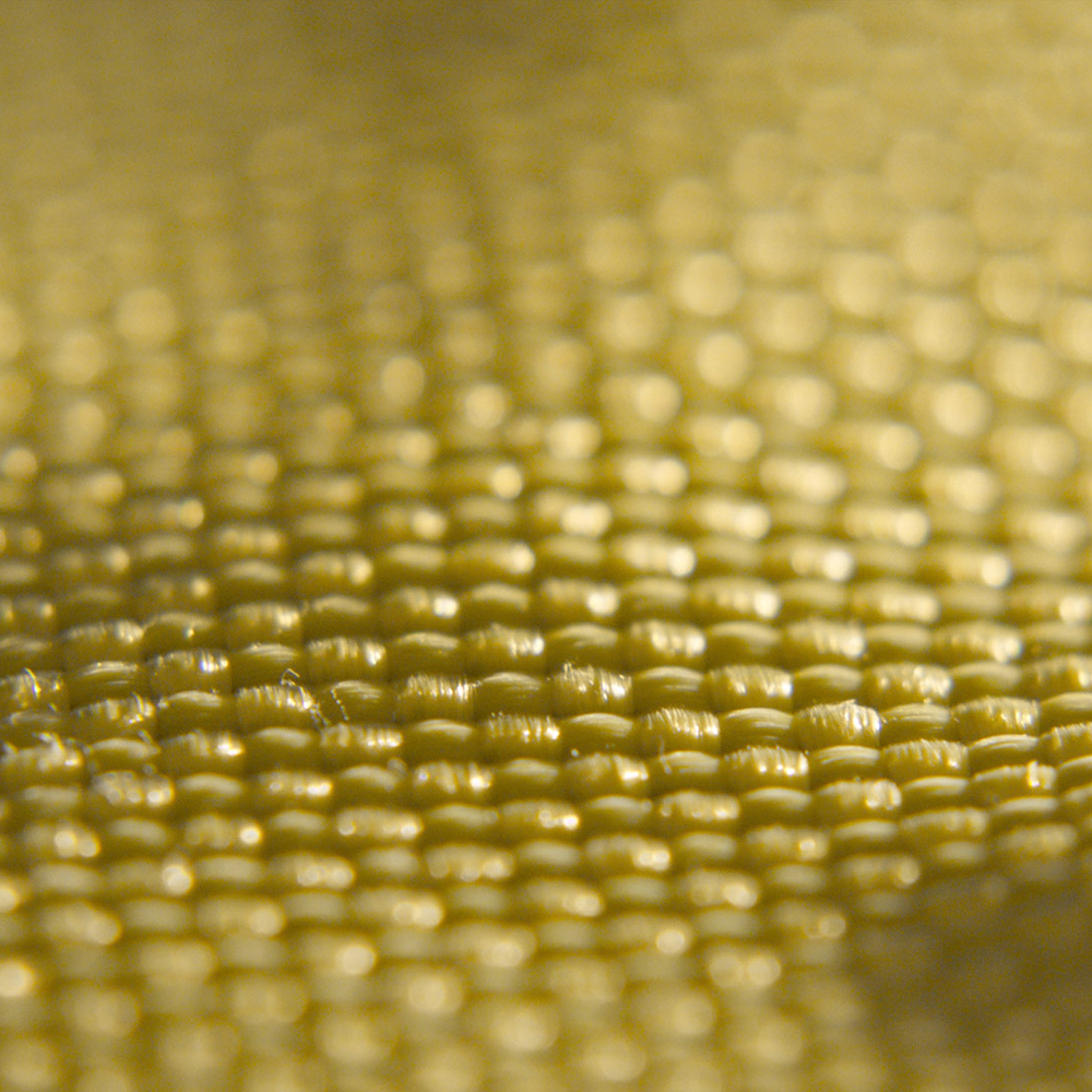 W konstrukcji niektórych kasków narciarskich jak np. POCito Fornix MIPS czy też POCito Skull używa się syntetycznych włókien aramidowych (Aramid Bridges)