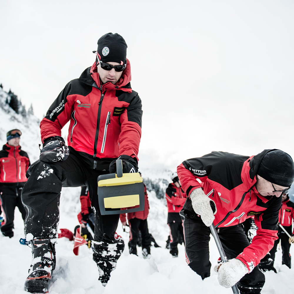 Recco to zyskujący na popularności system lawinowy. Umożliwia on zlokalizowanie narciarzy, którzy mogliby zostać przysypani śniegiem w wyniku lawiny. System polega na zamontowanie w kasku specjalnych płytek, które nazywane są reflektorami.