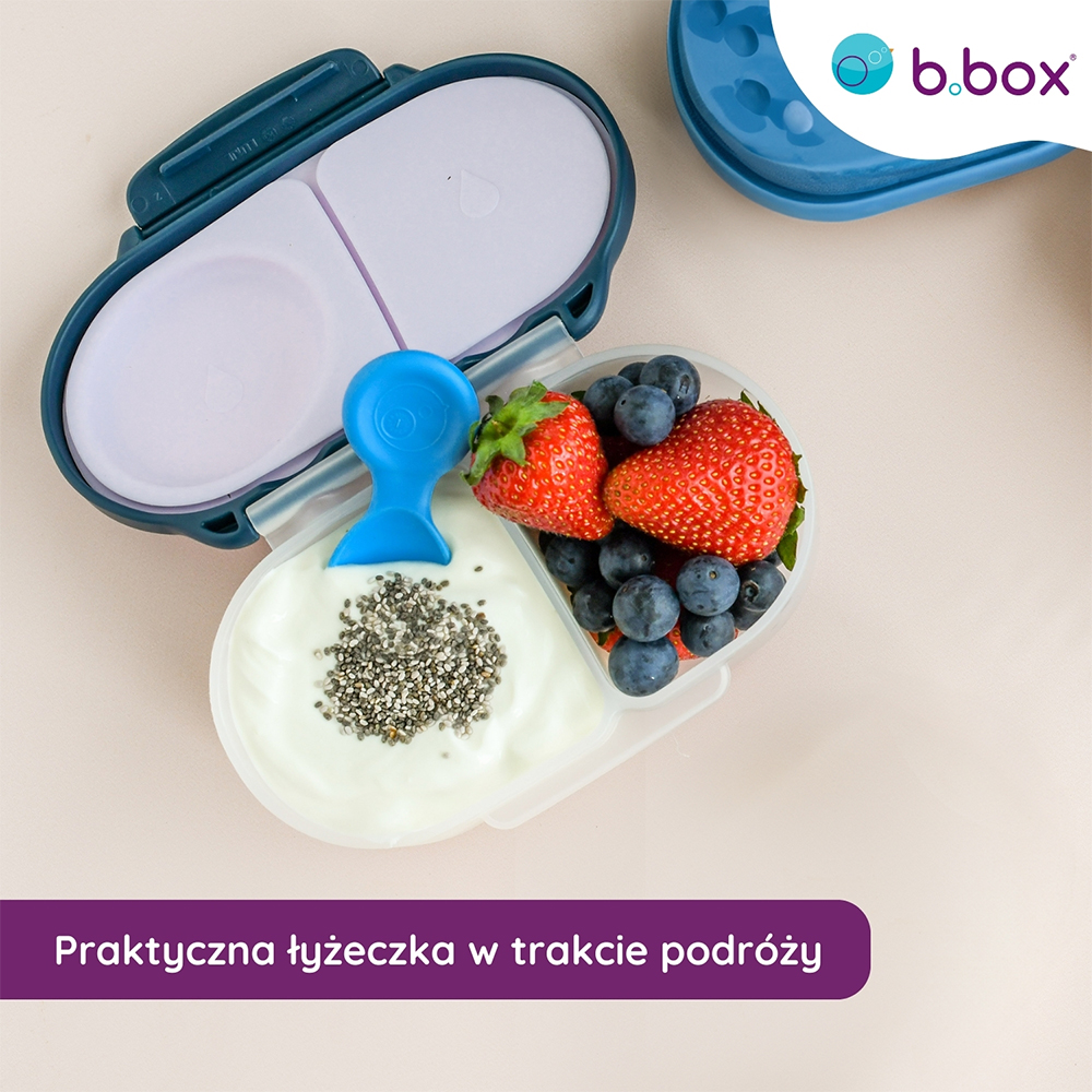 Lunchbox marki b.box umożliwia wygodny transport niemalże każdego rodzaju posiłków. Idealnie sprawdzi się do przedszkola, szkoły, na piknik czy do pracy – dla dzieci jak i dla dorosłych. Całkowita pojemność śniadaniówki to aż 2 litry, na którą składają się 4 komory o różnych rozmiarach. Jedna z nich posiada ruchomą ściankę umożliwiając dopasowanie do pożądanego wymiaru. Dzięki przegródkom można schludnie poukładać posiłki i spakować produkty o różnym smaku i konsystencji (np. kanapki, owoce, makaron, warzywa, jogurt, humus i inne przekąski) oraz spakować owoce w całości (zmieści się jabłko, banan itp.).