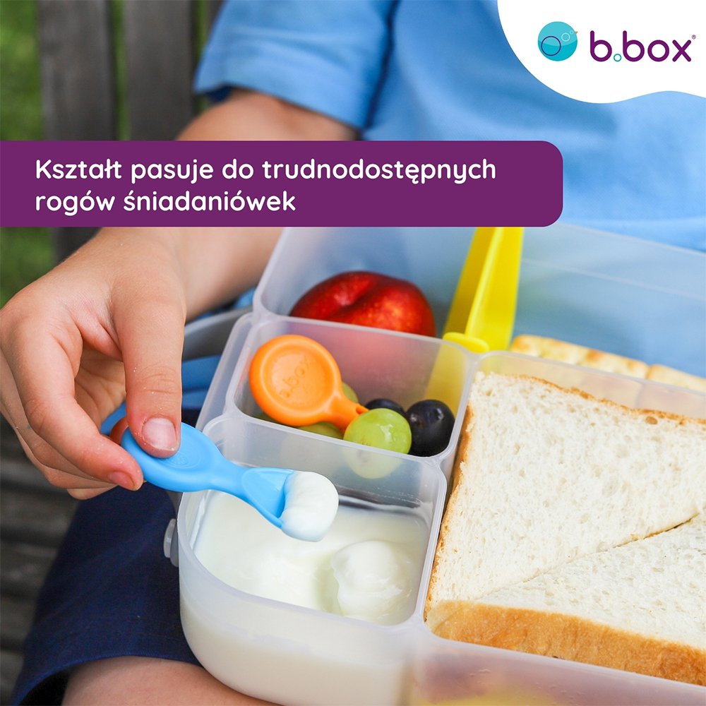 Duży lunchbox z uchwytem do przenoszenia, posiada kilka przegródek różnej wielkości, które można dopasować do posiłku, który chcemy zabrać. Pojemnik wyposażony w miejsce na wkład chłodzący. Świetnie sprawdzi się jako lunchbox do szkoły, przedszkola czy na wycieczkę.