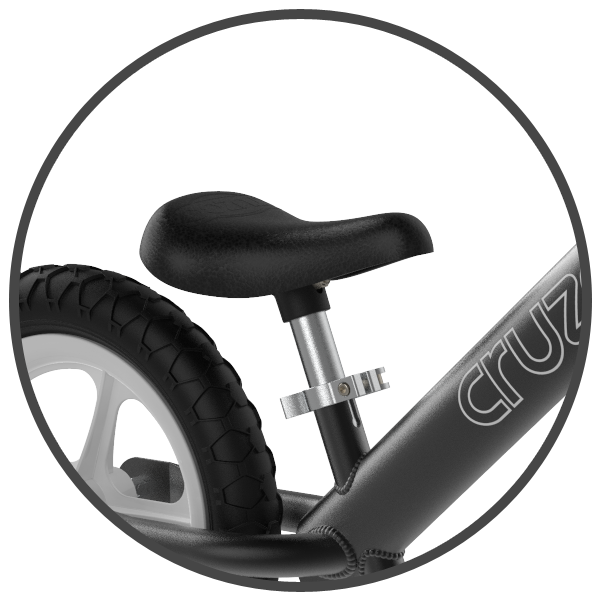 Komfort podczas jazdy jest niezwykle ważny. Zarówno na rowerze z pedałami jak i na rowerku biegowym. Najistotniejszy elementem mówiąc o wygodzie jest siodełko rowerka. W przypadku rowerka biegowego Cruzee jest ono wykonane z miękkiej pianki oraz posiada ergonomiczny kształt przystosowany dziecięcej anatomii.