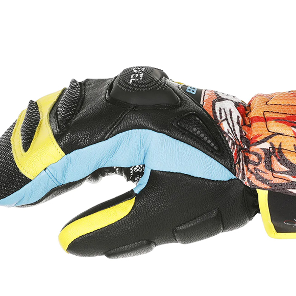 Miękkie protektory za knykciach i palcach to idealny kompromis między wygodą, a ochroną. Zabezpieczenia, które zawsze przydadzą się na trasie szczególnie docenią młodzi narciarze jeżdżący sportowo.