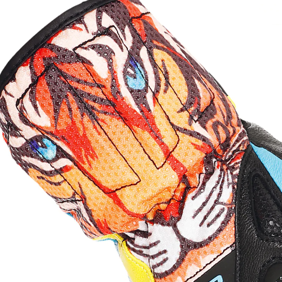 Rękawice Level znane są ze swoich ciekawych i barwnych grafik. Aby jednak zachować ich trwałość zostały one naniesione metodą sublimacji. Zapobiega ona możliwości ich starcia gdyż nadruki są niejako „wtopione” w tworzywo.