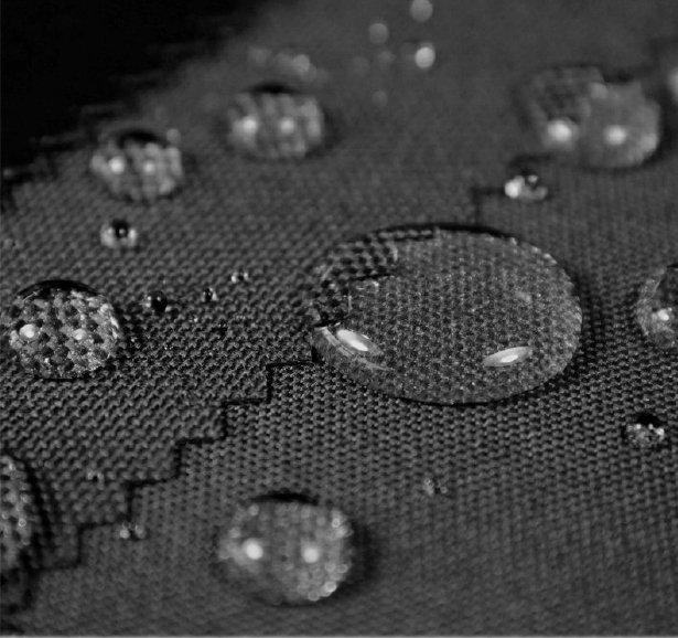 Chcąc jeszcze lepiej zabezpieczyć przed przemoknięciem poza membraną Gore-Tex producent zdecydował się też na pokrycie warstwy zewnętrznej rękawic specjalnym laminatem. Ma on za zadanie zagwarantować pełną wodoszczelność jednocześnie dając możliwość odprowadzania ogrzanego powietrza z wnętrza rękawicy.