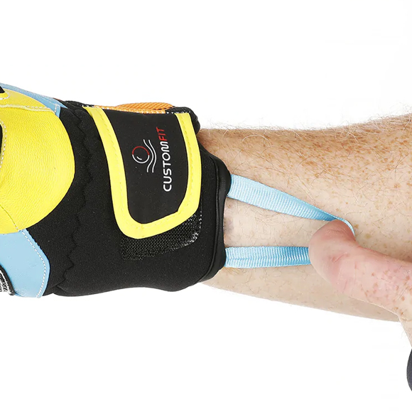 Tuż przy mankiecie rękawic po ich wewnętrznej stronie umieszczono wytrzymały, materiałowy uchwyt, który zdecydowanie ułatwia ich naciąganie na dłoń. Jest on przydatny nawet kiedy ubieramy drugą rękawicę mając już jedną na dłoni co jest z reguły bardziej problematyczne.