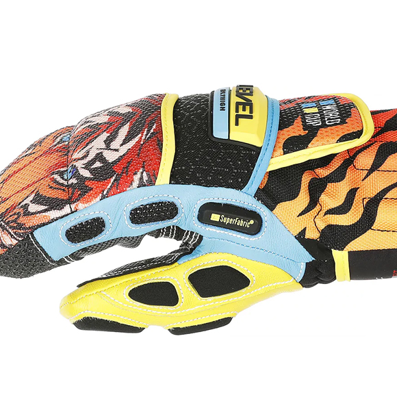 Rękawice race mają za zadanie nie tylko zapewnić odpowiedni komfort użytkowania, ale również chronić przed uderzeniami tyczek. Grzbiet rękawicy z tworzywa SuperFabric® stanowi najlepszą ochronę dłoni i palców. Materiał ten to jedno z najbardziej zaawansowanych tworzyw, które wyróżnia niesamowita trwałość i wytrzymałość.