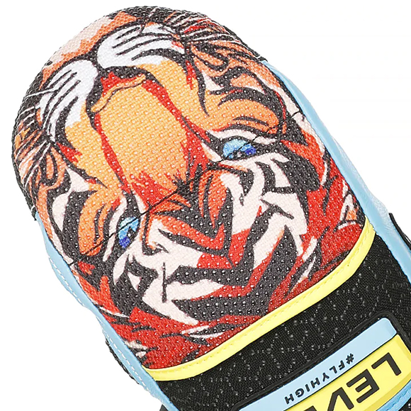 Rękawice Level znane są ze swoich ciekawych i barwnych grafik. Aby jednak zachować ich trwałość zostały one naniesione metodą sublimacji. Zapobiega ona możliwości ich starcia gdyż nadruki są niejako „wtopione” w tworzywo.