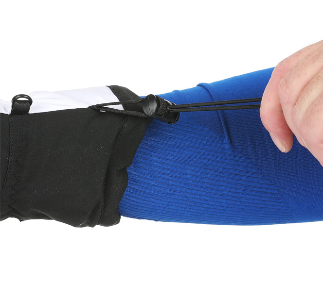 Mankiet rękawic osiada praktyczną regulację, która zapewnia odpowiednie dopasowanie wokół nadgarstka, co skutecznie zapobiega przedostawaniu się śniegu do wnętrza rękawicy podczas jazdy w puchu.