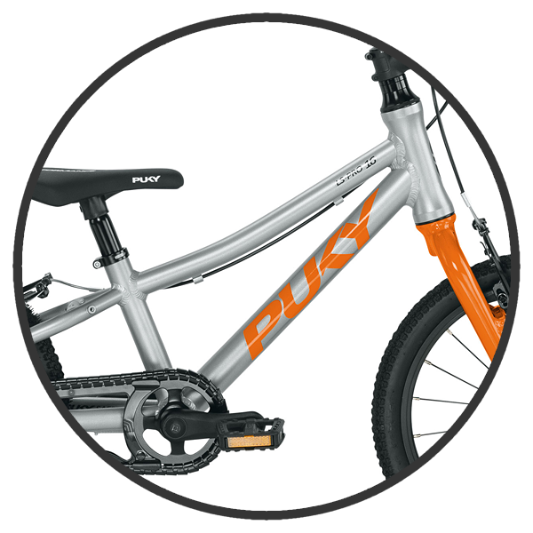 Aluminiowa rama roweru dla dzieci Puky LS-PRO 16" sprawia, iż jest on niezwykle lekki oraz wytrzymały. Jej obniżona pozycja ułatwia wsiadanie i zsiadanie z roweru oraz nadaje rowerowi bardziej sportowego charakteru. Ponadto nisko prowadzona lekka rama obniża środek ciężkości dzięki czemu dziecku łatwiej utrzymać równowagę podczas jazdy na rowerze.