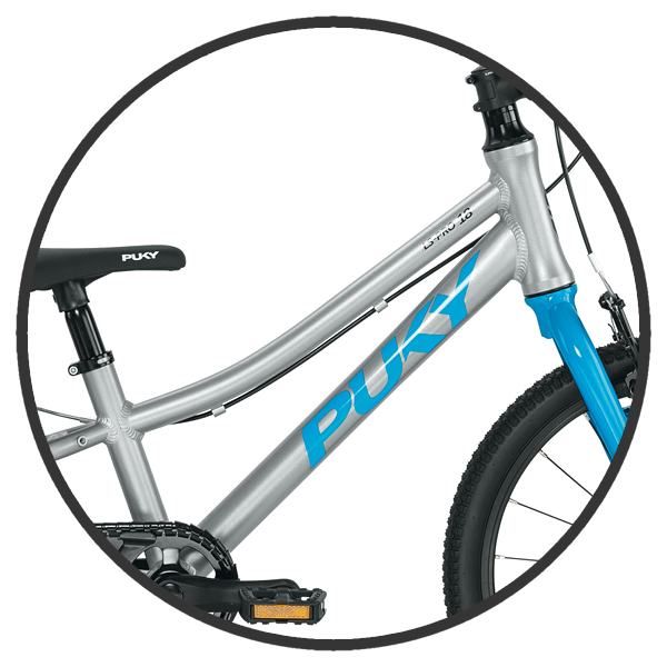 Aluminiowa rama roweru dla dzieci Puky LS-PRO 18 sprawia, iż jest on niezwykle lekki oraz wytrzymały. Jej obniżona pozycja ułatwia wsiadanie i zsiadanie z roweru oraz nadaje rowerowi bardziej sportowego charakteru. Ponadto nisko prowadzona lekka rama obniża środek ciężkości dzięki czemu dziecku łatwiej utrzymać równowagę podczas jazdy na rowerze.