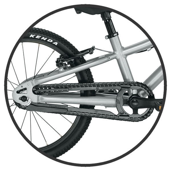 Aby lepiej zabezpieczyć łańcuch przed zabrudzeniami i zapobiec wplątaniu się w niego sznurówek rower dla dzieci Puky LS-PRO 18 posiada lekką osłonę łańcucha Hebie. Jest ona niewielkich rozmiarów i doskonale komponuje się z konstrukcją roweru.
