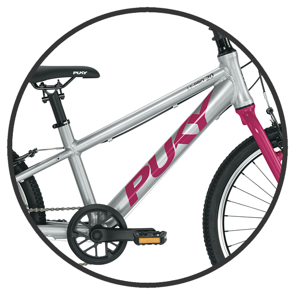Aluminiowa rama roweru dla dzieci Puky LS-PRO 20" sprawia, iż jest on niezwykle lekki oraz wytrzymały. Jej obniżona pozycja ułatwia wsiadanie i zsiadanie z roweru oraz nadaje rowerowi bardziej sportowego charakteru. Ponadto nisko prowadzona lekka rama obniża środek ciężkości dzięki czemu dziecku łatwiej utrzymać równowagę podczas jazdy na rowerze.