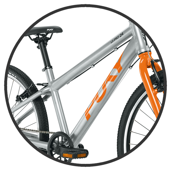Aluminiowa rama roweru dla dzieci Puky LS-PRO 24" sprawia, iż jest on niezwykle lekki oraz wytrzymały. Jej obniżona pozycja ułatwia wsiadanie i zsiadanie z roweru oraz nadaje rowerowi bardziej sportowego charakteru. Ponadto nisko prowadzona lekka rama obniża środek ciężkości dzięki czemu dziecku łatwiej utrzymać równowagę podczas jazdy na rowerze.