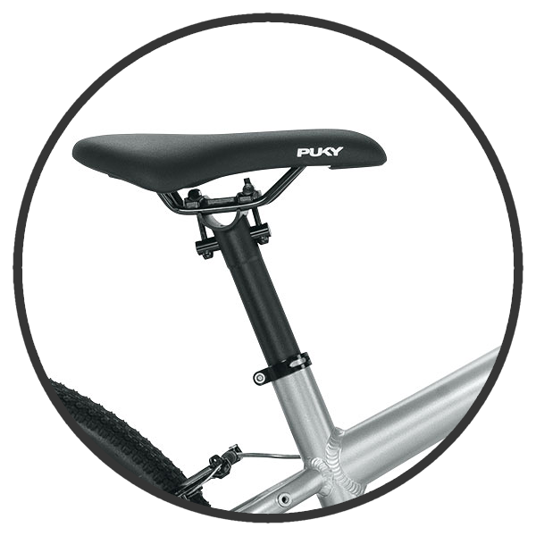Chcąc zadbać o najwyższy poziom komfortu malucha rower dziecięcy Puky LS-PRO 24" posiada miękkie, wygodne siodełko. Dzięki bezszwowej konstrukcji siodełko sprawdzi się nawet najdłuższych, wymagających trasach.