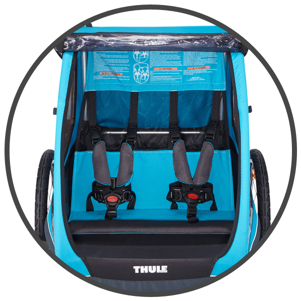 Przestronna i bezpieczna kabina wózka Thule Coaster XT jest miejsce dla dwójki maluchów. Dzięki jej rozmiarom z jazda dla dzieci jest wygodna i bezpieczna. W kabinie znajdują się regulowane, pięciopunktowe pasy bezpieczeństwa, które zapewniają odpowiednią pozycję dla dzieci.