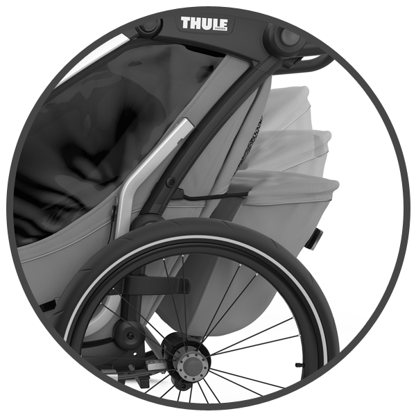 Model przyczepki rowerowej Thule Chariot Cross posiada pojemny bagażnik, który z łatwością zmieści wszystkie niezbędne akcesoria przyczepki, a także prowiant i wiele innych gadżetów. Bagażnik można złożyć tak, aby zajmował zdecydowanie mniej miejsca. Producent zadbał także o odpowiednią widoczność przyczepki umieszczając odblaski na kołach i kabinie oraz dołączając lampkę na tył przyczepki.