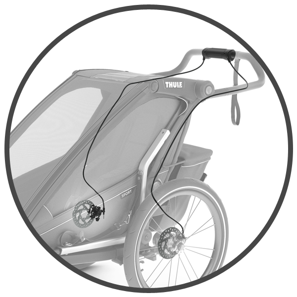 Przydatnym rozwiązaniem w przyczepce rowerowej Thule Chariot Sport jest ręczny hamulec tarczowy. Umożliwia on kierowanie wózkiem jedną ręką co może być szczególnie przydatne dla osób, które uprawiają jogging wraz z wózkiem.
