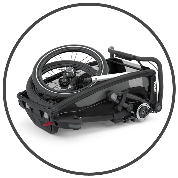 Serię przyczepek Thule Chariot Sport wyróżnia niezwykle prosty i skuteczny system składania. W kilkadziesiąt sekund bez użycia siły oraz jakichkolwiek narzędzi można złożyć przyczepkę do niewielkich rozmiarów umożliwiając jej spakowanie w bagażniku.