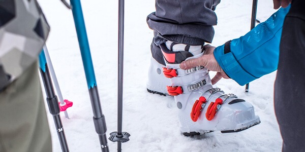 Jak prawidłowo zapinać buty narciarskie